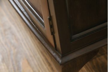 イギリスアンティーク　マホガニー材　クロウ&ボールの脚がクラシカルな雰囲気を高めるキャビネット(ショーケース、戸棚、収納棚、飾り棚、ガラスケース)(R-063249)
