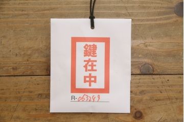 イギリスアンティーク　マホガニー材　クロウ&ボールの脚がクラシカルな雰囲気を高めるキャビネット(ショーケース、戸棚、収納棚、飾り棚、ガラスケース)(R-063249)