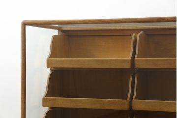 イギリスアンティーク　明るい色合いが魅力的なレトロな雰囲気漂うシャツケース(ショーケース、戸棚、陳列棚、店舗什器、ガラスケース)(R-063250)