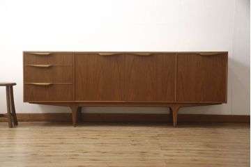 ビンテージ家具　希少!　チーク材　A.H McINTOSH(マッキントッシュ)　洗練されたデザインと機能性が魅力のサイドボード(ローボード、リビングボード、収納棚、戸棚)(R-063251)
