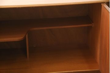 ビンテージ家具　希少!　チーク材　A.H McINTOSH(マッキントッシュ)　洗練されたデザインと機能性が魅力のサイドボード(ローボード、リビングボード、収納棚、戸棚)(R-063251)