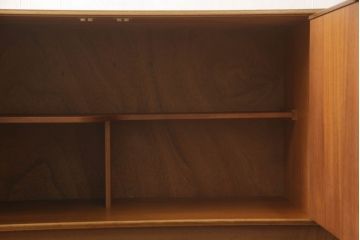 ビンテージ家具　希少!　チーク材　A.H McINTOSH(マッキントッシュ)　洗練されたデザインと機能性が魅力のサイドボード(ローボード、リビングボード、収納棚、戸棚)(R-063251)