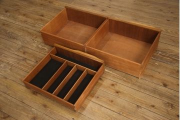 ビンテージ家具　希少!　チーク材　A.H McINTOSH(マッキントッシュ)　洗練されたデザインと機能性が魅力のサイドボード(ローボード、リビングボード、収納棚、戸棚)(R-063251)