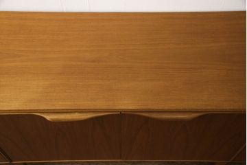 ビンテージ家具　希少!　チーク材　A.H McINTOSH(マッキントッシュ)　洗練されたデザインと機能性が魅力のサイドボード(ローボード、リビングボード、収納棚、戸棚)(R-063251)