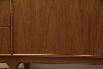ビンテージ家具　希少!　チーク材　A.H McINTOSH(マッキントッシュ)　洗練されたデザインと機能性が魅力のサイドボード(ローボード、リビングボード、収納棚、戸棚)(R-063251)