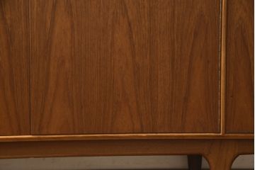 ビンテージ家具　希少!　チーク材　A.H McINTOSH(マッキントッシュ)　洗練されたデザインと機能性が魅力のサイドボード(ローボード、リビングボード、収納棚、戸棚)(R-063251)