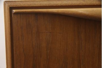 ビンテージ家具　希少!　チーク材　A.H McINTOSH(マッキントッシュ)　洗練されたデザインと機能性が魅力のサイドボード(ローボード、リビングボード、収納棚、戸棚)(R-063251)
