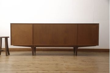 ビンテージ家具　希少!　チーク材　A.H McINTOSH(マッキントッシュ)　洗練されたデザインと機能性が魅力のサイドボード(ローボード、リビングボード、収納棚、戸棚)(R-063251)