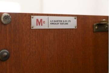 イギリスビンテージ　激レアモデル!　チーク材　A.H McINTOSH(マッキントッシュ)　洗練されたデザインと機能性が魅力のサイドボード(サイドキャビネット、リビングボード、収納棚、戸棚、引き出し、ヴィンテージ、北欧)(R-063256)