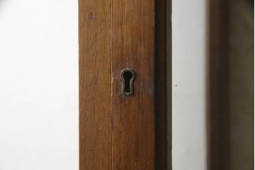 イギリスアンティーク　ウォールナット材の杢目が魅力的なキャビネット(キュリオケース、ガラスケース、ショーケース、戸棚、収納棚、飾り棚)(R-063257)