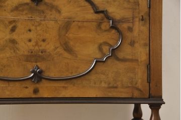 イギリスアンティーク　ウォールナット材の杢目が魅力的なキャビネット(キュリオケース、ガラスケース、ショーケース、戸棚、収納棚、飾り棚)(R-063257)