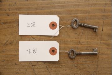 イギリスアンティーク　ウォールナット材の杢目が魅力的なキャビネット(キュリオケース、ガラスケース、ショーケース、戸棚、収納棚、飾り棚)(R-063257)