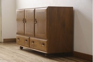 イギリスビンテージ　ERCOL(アーコール)　楡(ニレ)材　温もり溢れるキャスター付きサイドボード(収納棚、サイドキャビネット、リビングボード、ヴィンテージ)(R-063259)
