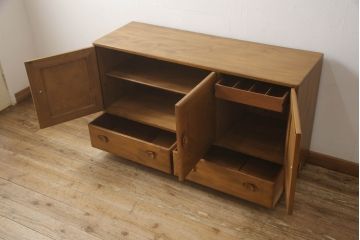 イギリスビンテージ　ERCOL(アーコール)　楡(ニレ)材　温もり溢れるキャスター付きサイドボード(収納棚、サイドキャビネット、リビングボード、ヴィンテージ)(R-063259)