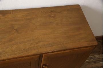 イギリスビンテージ　ERCOL(アーコール)　楡(ニレ)材　温もり溢れるキャスター付きサイドボード(収納棚、サイドキャビネット、リビングボード、ヴィンテージ)(R-063259)