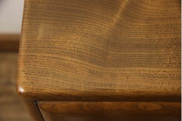 イギリスビンテージ　ERCOL(アーコール)　楡(ニレ)材　温もり溢れるキャスター付きサイドボード(収納棚、サイドキャビネット、リビングボード、ヴィンテージ)(R-063259)
