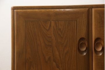 イギリスビンテージ　ERCOL(アーコール)　楡(ニレ)材　温もり溢れるキャスター付きサイドボード(収納棚、サイドキャビネット、リビングボード、ヴィンテージ)(R-063259)