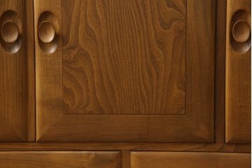 イギリスビンテージ　ERCOL(アーコール)　楡(ニレ)材　温もり溢れるキャスター付きサイドボード(収納棚、サイドキャビネット、リビングボード、ヴィンテージ)(R-063259)