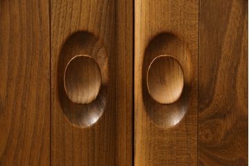 イギリスビンテージ　ERCOL(アーコール)　楡(ニレ)材　温もり溢れるキャスター付きサイドボード(収納棚、サイドキャビネット、リビングボード、ヴィンテージ)(R-063259)
