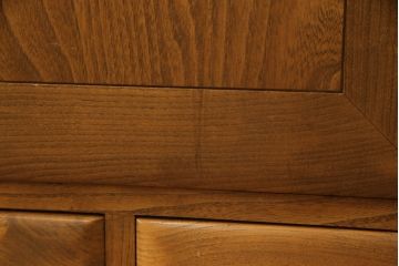 イギリスビンテージ　ERCOL(アーコール)　楡(ニレ)材　温もり溢れるキャスター付きサイドボード(収納棚、サイドキャビネット、リビングボード、ヴィンテージ)(R-063259)