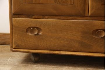 イギリスビンテージ　ERCOL(アーコール)　楡(ニレ)材　温もり溢れるキャスター付きサイドボード(収納棚、サイドキャビネット、リビングボード、ヴィンテージ)(R-063259)
