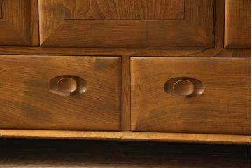イギリスビンテージ　ERCOL(アーコール)　楡(ニレ)材　温もり溢れるキャスター付きサイドボード(収納棚、サイドキャビネット、リビングボード、ヴィンテージ)(R-063259)