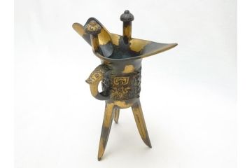 秦蔵六　塗金銅　青銅　床置　凝った造りのデザインにこだわりを感じる爵(酒器、杯、盃)(R-063266)