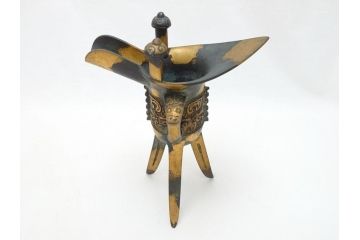 秦蔵六　塗金銅　青銅　床置　凝った造りのデザインにこだわりを感じる爵(酒器、杯、盃)(R-063266)