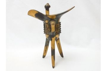 秦蔵六　塗金銅　青銅　床置　凝った造りのデザインにこだわりを感じる爵(酒器、杯、盃)(R-063266)