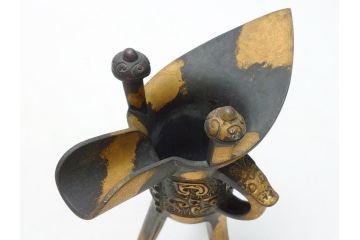秦蔵六　塗金銅　青銅　床置　凝った造りのデザインにこだわりを感じる爵(酒器、杯、盃)(R-063266)