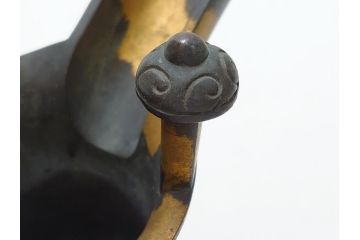 秦蔵六　塗金銅　青銅　床置　凝った造りのデザインにこだわりを感じる爵(酒器、杯、盃)(R-063266)