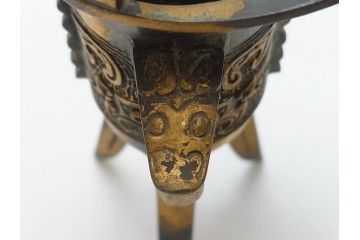 秦蔵六　塗金銅　青銅　床置　凝った造りのデザインにこだわりを感じる爵(酒器、杯、盃)(R-063266)