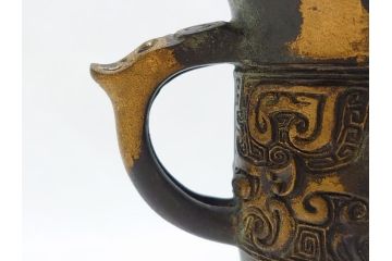 秦蔵六　塗金銅　青銅　床置　凝った造りのデザインにこだわりを感じる爵(酒器、杯、盃)(R-063266)
