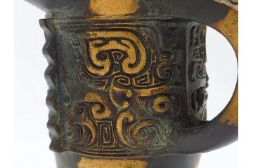 秦蔵六　塗金銅　青銅　床置　凝った造りのデザインにこだわりを感じる爵(酒器、杯、盃)(R-063266)