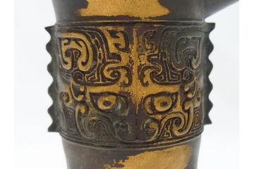 秦蔵六　塗金銅　青銅　床置　凝った造りのデザインにこだわりを感じる爵(酒器、杯、盃)(R-063266)