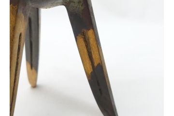 秦蔵六　塗金銅　青銅　床置　凝った造りのデザインにこだわりを感じる爵(酒器、杯、盃)(R-063266)