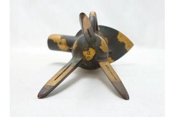 秦蔵六　塗金銅　青銅　床置　凝った造りのデザインにこだわりを感じる爵(酒器、杯、盃)(R-063266)