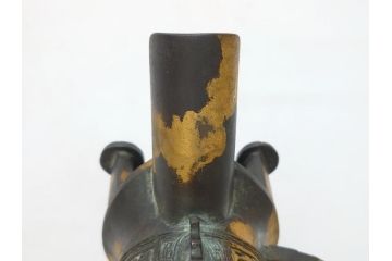 秦蔵六　塗金銅　青銅　床置　凝った造りのデザインにこだわりを感じる爵(酒器、杯、盃)(R-063266)