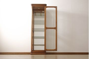 中古　横浜クラシック家具　ダニエル(Daniel)　E-214　上品な佇まいのエトランジェキュリオケース(キャビネット、ガラスケース、ショーケース、陳列棚、飾り棚、戸棚、店舗什器)(R-063277)