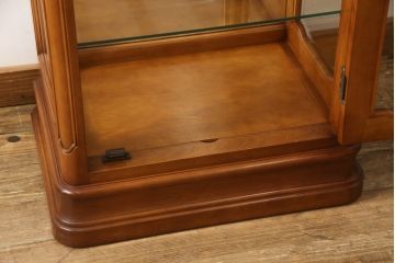 中古　横浜クラシック家具　ダニエル(Daniel)　E-214　上品な佇まいのエトランジェキュリオケース(キャビネット、ガラスケース、ショーケース、陳列棚、飾り棚、戸棚、店舗什器)(R-063277)