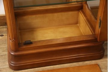 中古　横浜クラシック家具　ダニエル(Daniel)　E-214　上品な佇まいのエトランジェキュリオケース(キャビネット、ガラスケース、ショーケース、陳列棚、飾り棚、戸棚、店舗什器)(R-063277)