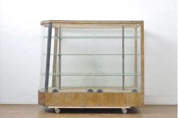 和製アンティーク　ナラ(楢)材　Rガラス　台形　珍しいデザイン!!　昭和レトロな雰囲気漂うショーケース(カウンターテーブル、ガラスケース、陳列棚、店舗什器、コレクションケース、曲げガラス)(R-063281)