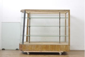 和製アンティーク　ナラ(楢)材　Rガラス　台形　珍しいデザイン!!　昭和レトロな雰囲気漂うショーケース(カウンターテーブル、ガラスケース、陳列棚、店舗什器、コレクションケース、曲げガラス)(R-063281)