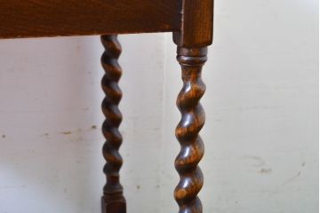 イギリスアンティーク　オーク材　螺旋を描いたようなデザインの脚が魅力的!!引き出し付きのサイドテーブル(エンドテーブル、ナイトテーブル、花台、飾り台)(R-063283)