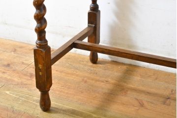 イギリスアンティーク　オーク材　螺旋を描いたようなデザインの脚が魅力的!!引き出し付きのサイドテーブル(エンドテーブル、ナイトテーブル、花台、飾り台)(R-063283)