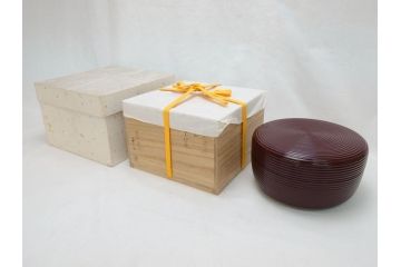 蒔絵師　吉田華正(利昭)　唐松　蒔絵　ロクロ目　盛筋　喰篭(食籠、食篭、共箱付き、菓子器、漆器)(R-063285)