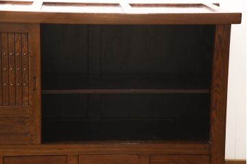 中古　美品　ニレ材　上質な和の空間づくりにおすすめの水屋箪笥サイドボード(サイドキャビネット、食器棚、収納棚、戸棚)(R-063302)
