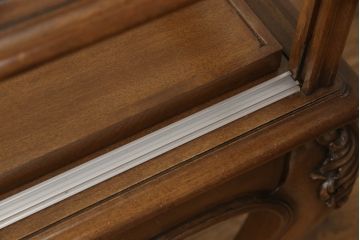 中古　イタリア高級家具　OAK社　繊細な手彫り彫刻が魅力のショーケース(ガラスケース、飾り棚、陳列棚、キャビネット、店舗什器)(定価約70万円)(R-063304)
