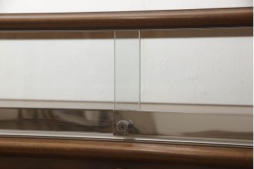 中古　イタリア高級家具　OAK社　繊細な手彫り彫刻が魅力のショーケース(ガラスケース、飾り棚、陳列棚、キャビネット、店舗什器)(定価約70万円)(R-063304)