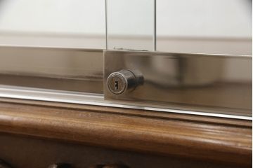中古　イタリア高級家具　OAK社　繊細な手彫り彫刻が魅力のショーケース(ガラスケース、飾り棚、陳列棚、キャビネット、店舗什器)(定価約70万円)(R-063304)